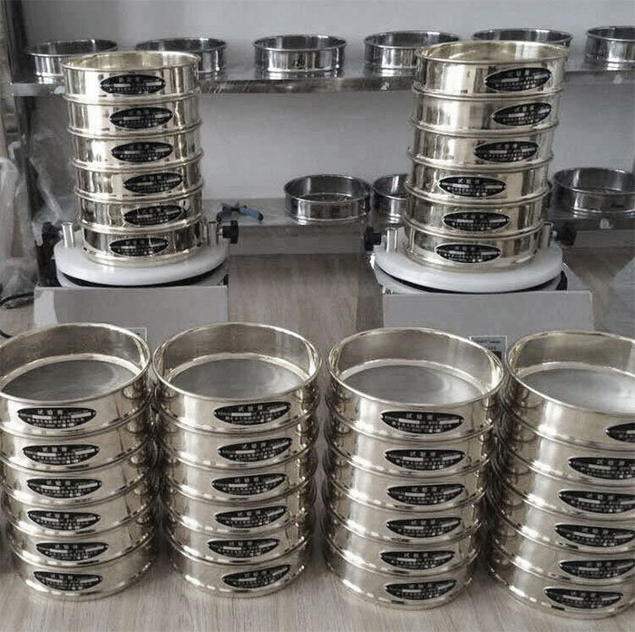 試驗篩 試驗篩采用SUS403不生銹材質,篩框壁厚0.6mm經(jīng)久耐用不變形,可耐400°高溫,可用于無機,有機溶液。